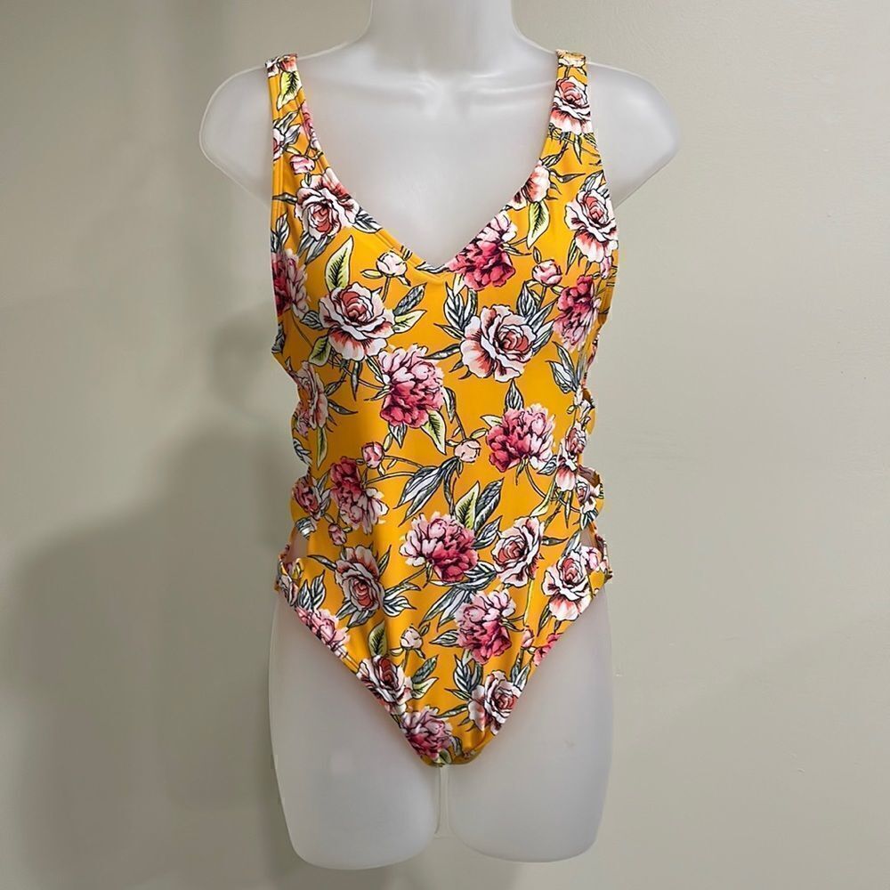 NWOT Xhilaration floral swim suit w/ criss cross on sides. Size M medium 8/10
